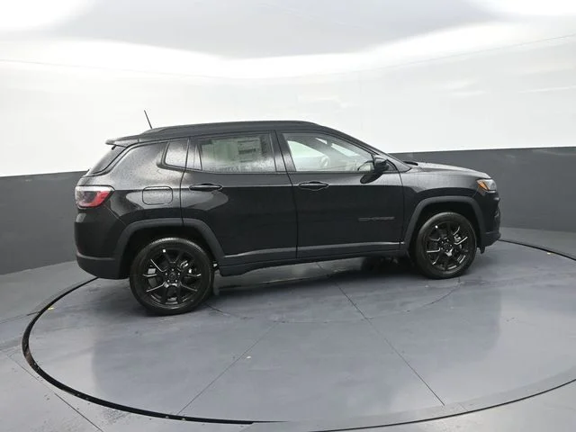 New 2026 Diamond Black Crystal Pearl-Coat Exterior Paint Jeep Latitude image 10