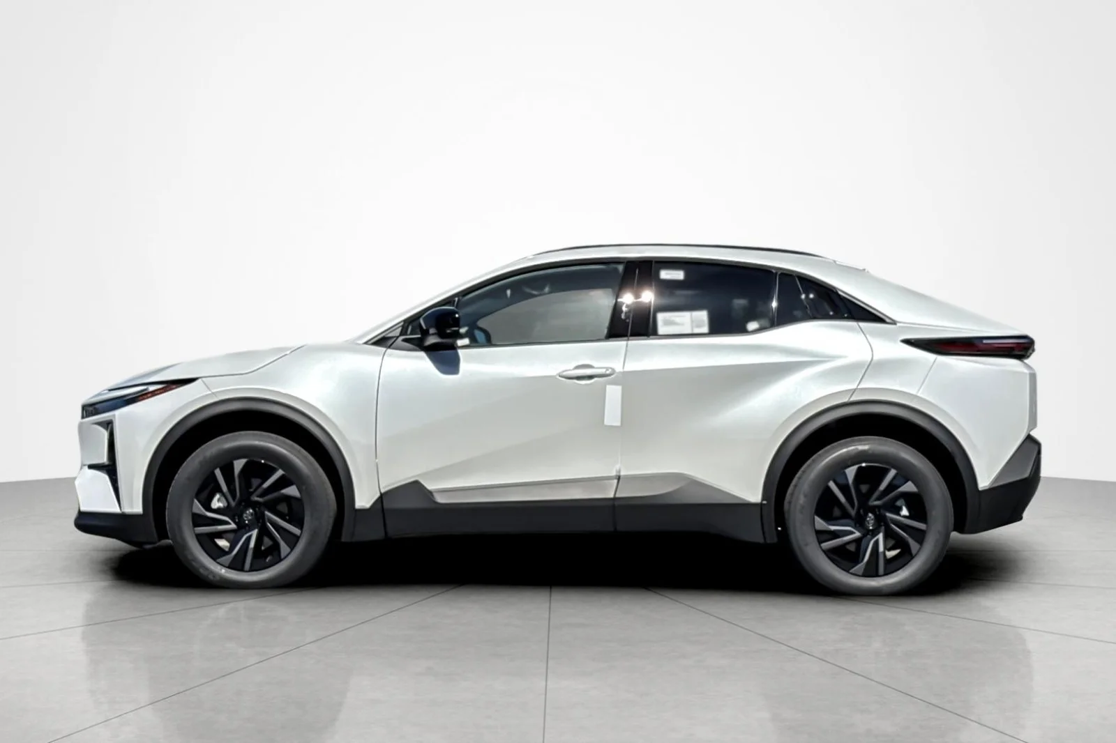New 2026 Wind Chill Pearl <sup>1</sup> Toyota  SE image 2