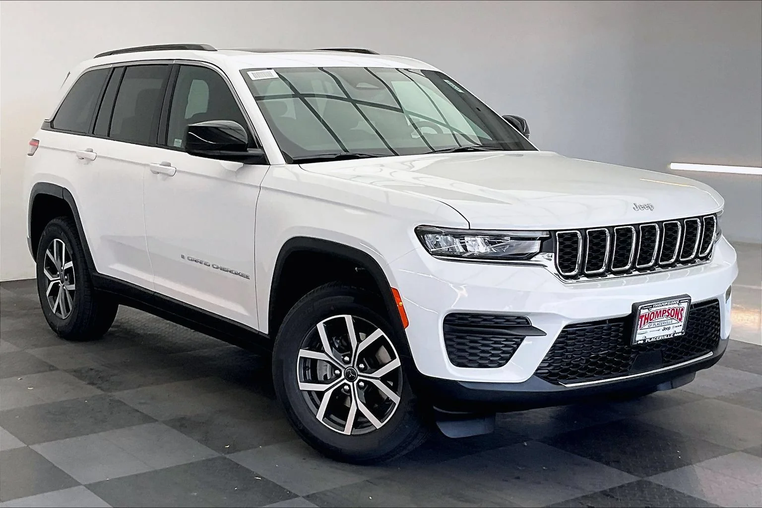 New 2027 PW7 Bright White Clear Coat Jeep Laredo X image 1