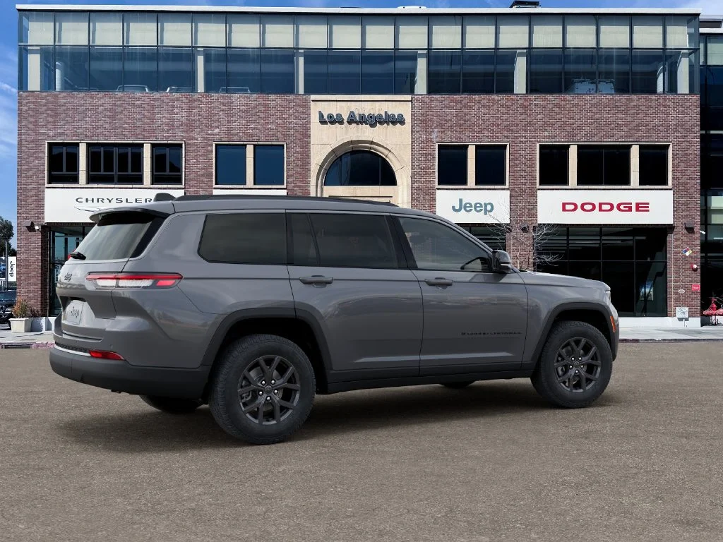 New 2027 Sting-Gray Clear-Coat Paint Jeep Laredo Altitude image 4