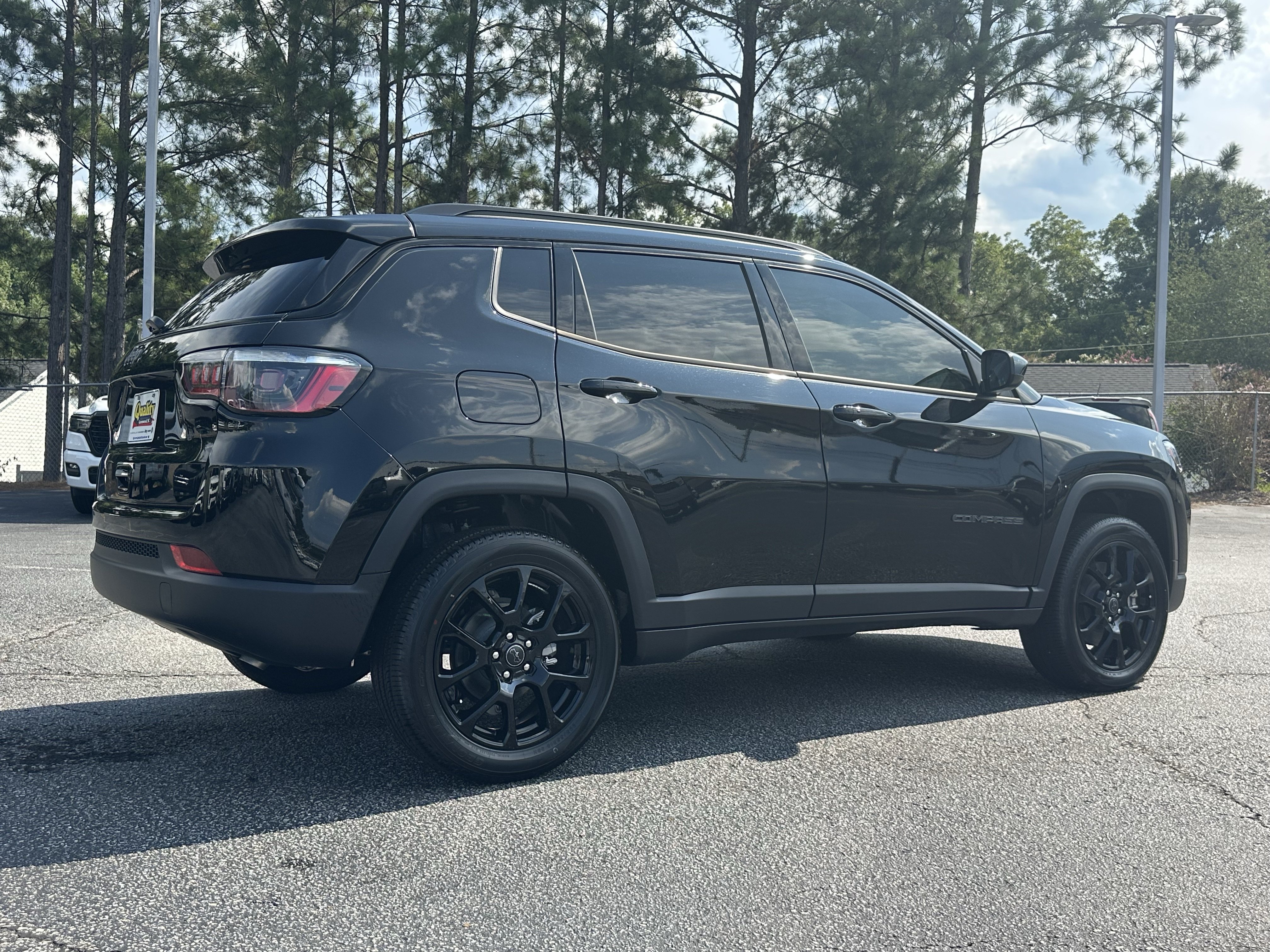 New 2026 Diamond Black Crystal Pearl-Coat Exterior Paint Jeep Latitude Altitude image 7