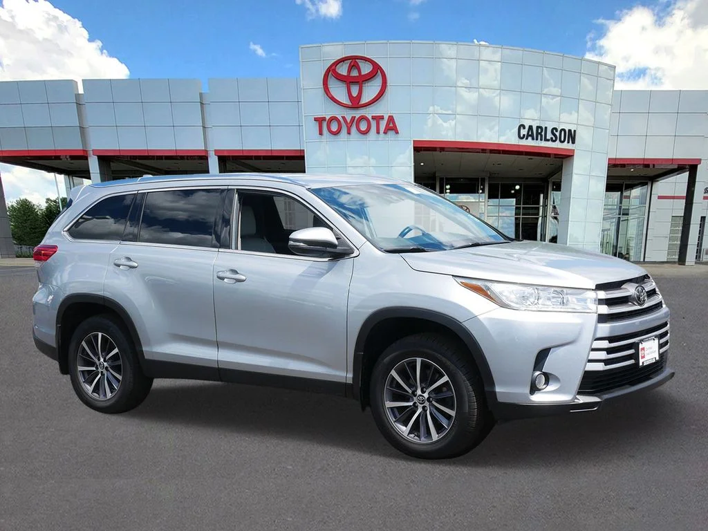 Certified 2019 Toyota Highlander XLE with VIN 5TDJZRFHXKS565593 for sale in Minneapolis, Minnesota