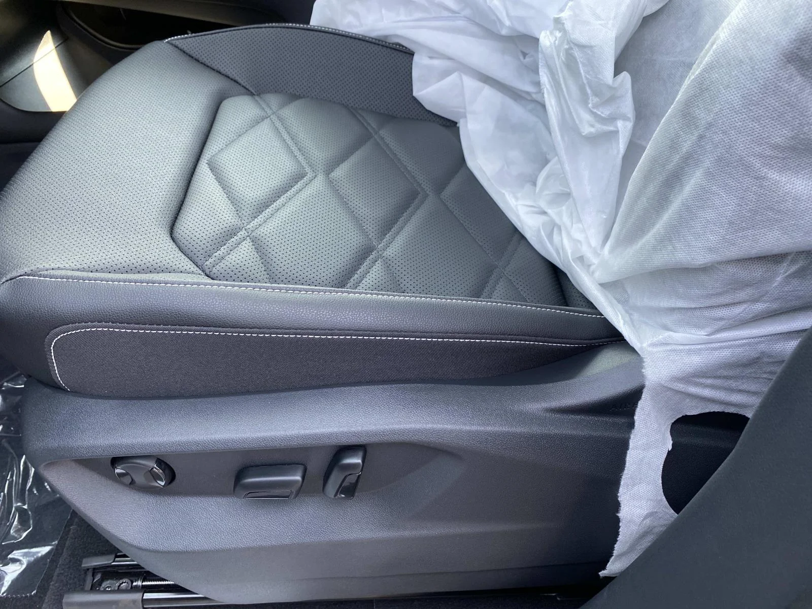 New 2026 Opal White Pearl Volkswagen 2.0T SE w/Technology 4MOTION image 9