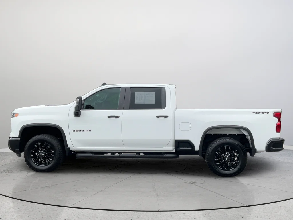 Used 2025 White Chevrolet Custom image 10