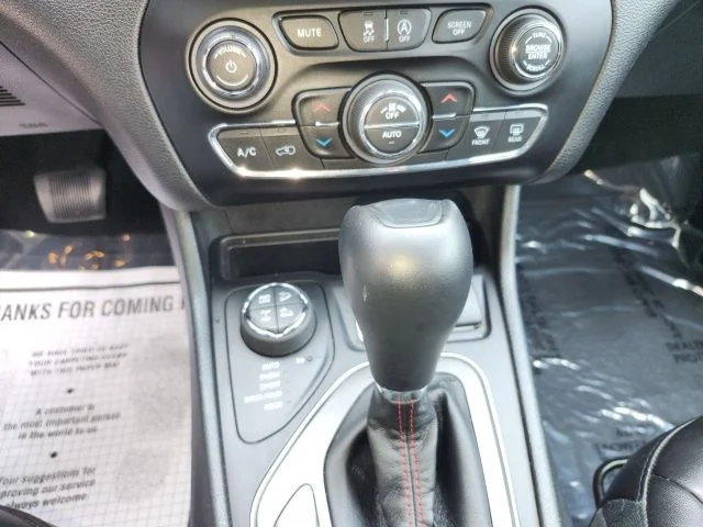 Used 2019 Crystal Metallic Jeep Trailhawk image 27