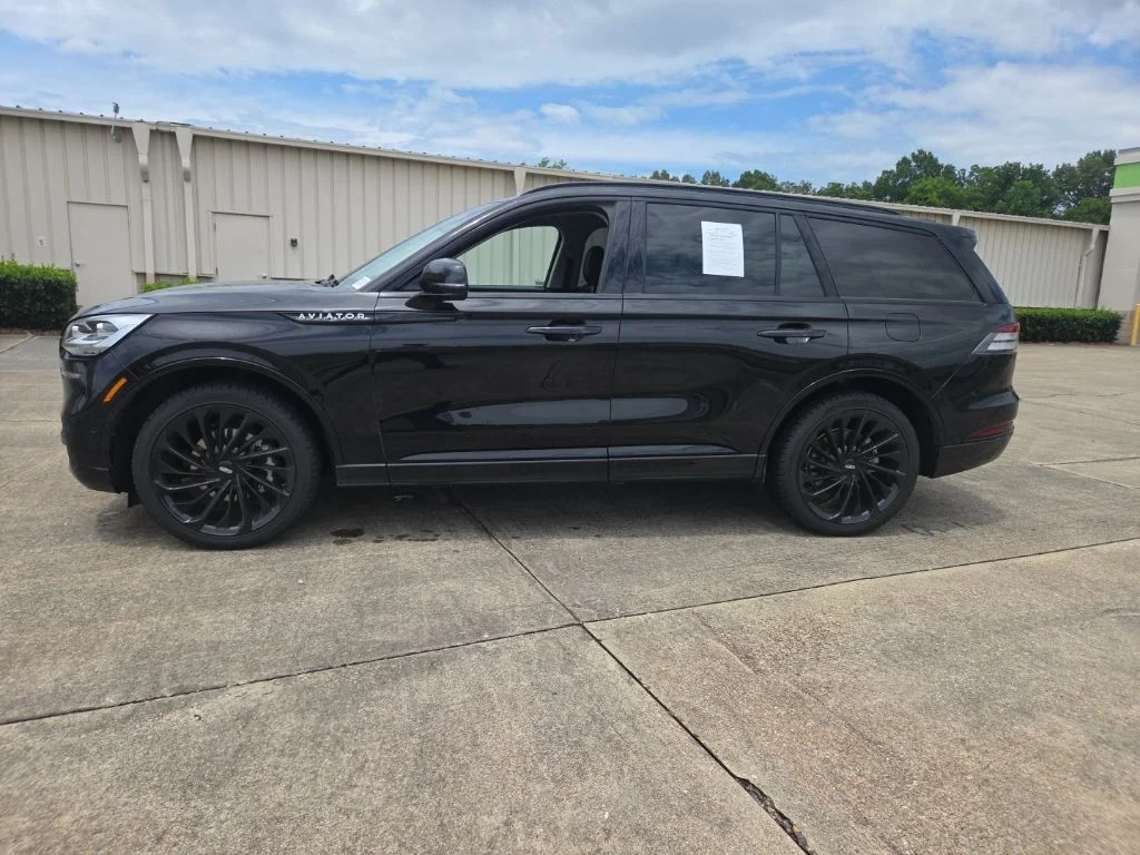 Used 2022 Black Metallic Lincoln Reserve image 6