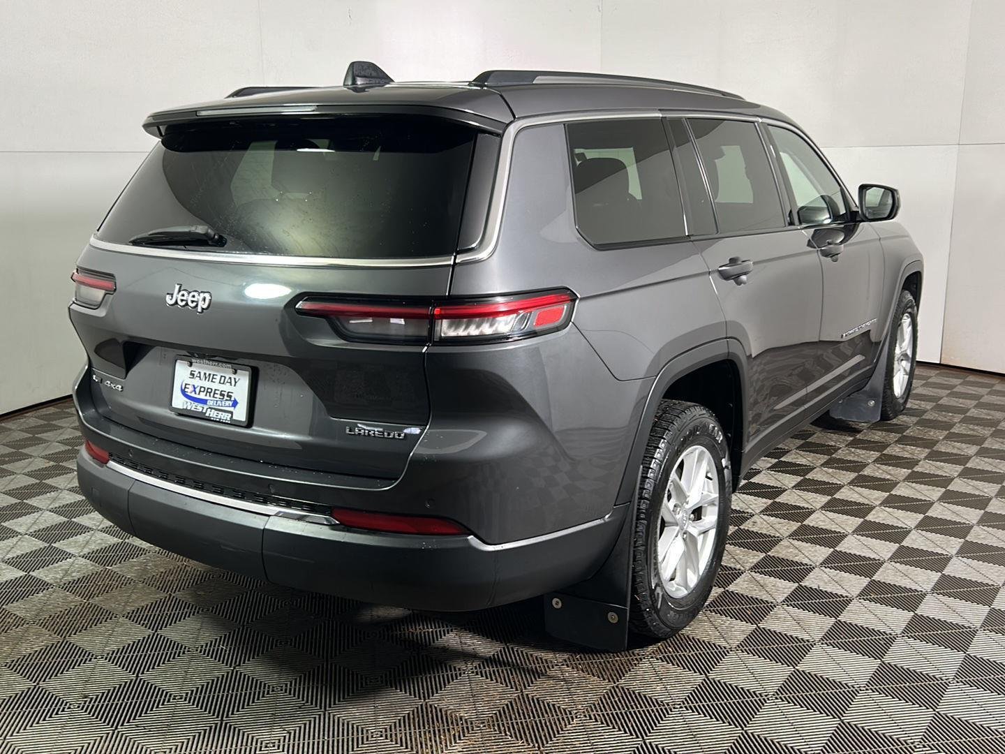 Used 2022 Baltic Gray Metallic Clearcoat Jeep Laredo image 6