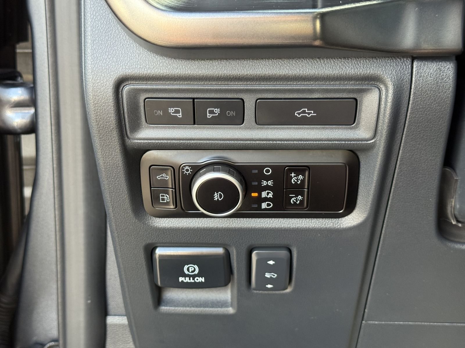Used 2023 Gray Metallic Ford Lariat image 29