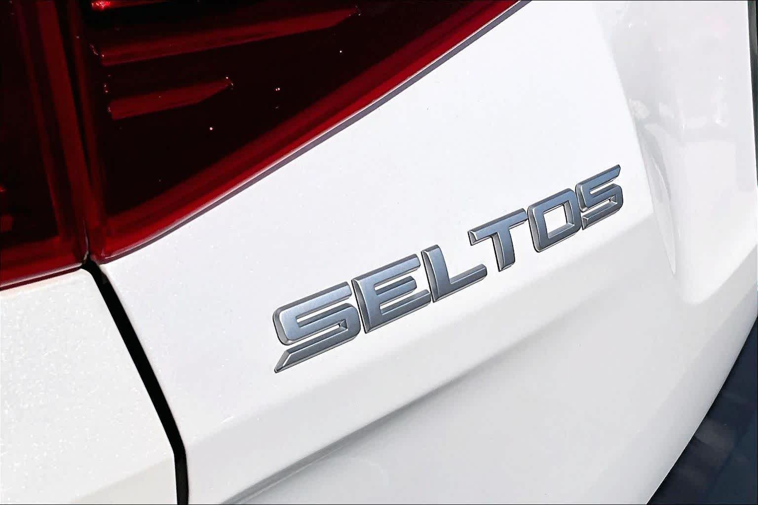 Used 2023 Snow White Pearl Kia S image 30