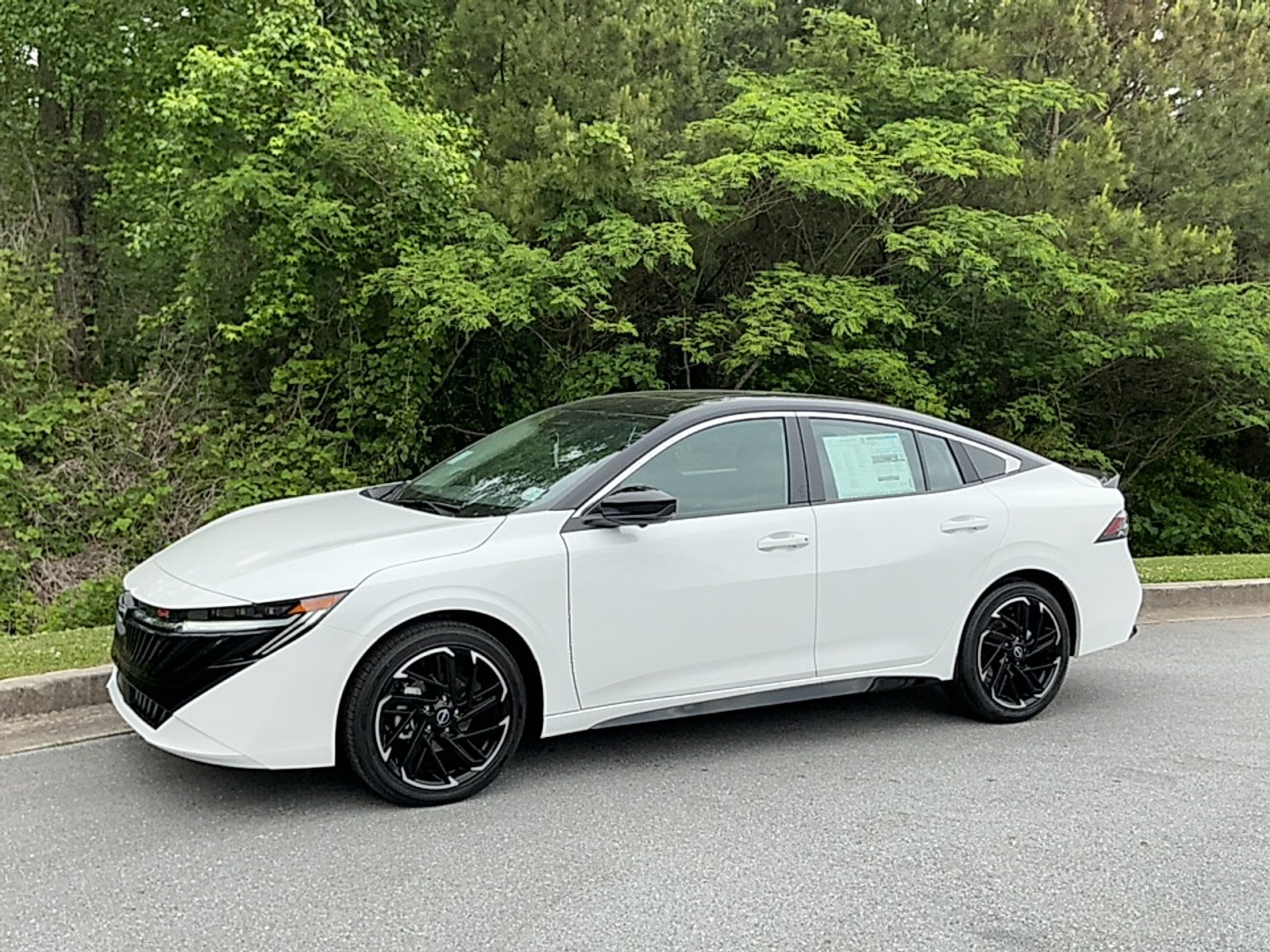 New 2026 Aspen White Tricoat/Super Black Nissan SR image 4