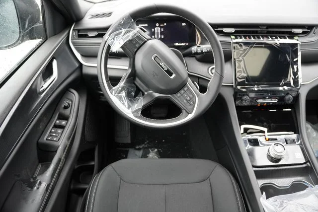 New 2025 Diamond Black Crystal Pearl-Coat Exterior Paint Jeep Laredo X image 13