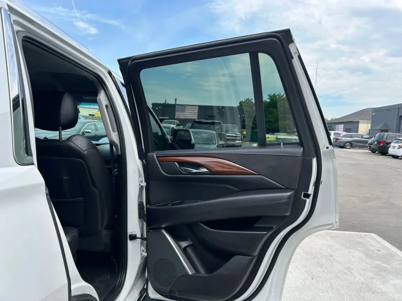 Used 2019 White Cadillac Sport Utility 4D image 26