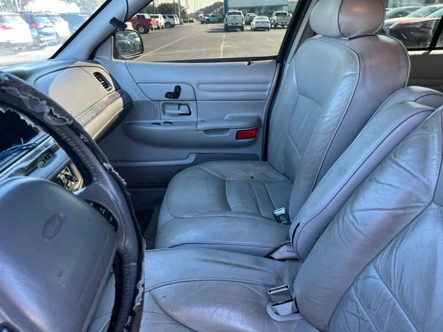 Used 2000  Ford LX image 9