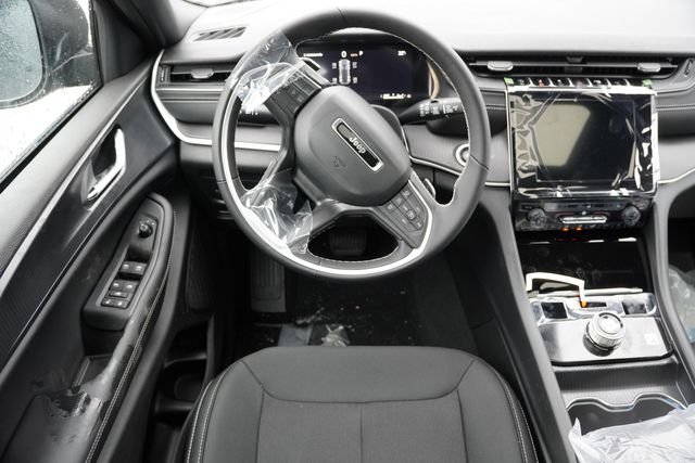 New 2025 Diamond Black Crystal Pearl-Coat Exterior Paint Jeep Laredo X image 13