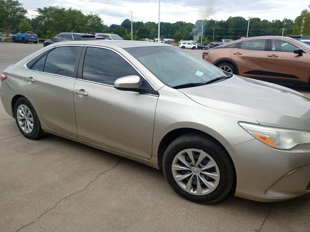 Used 2016  Toyota LE image 4
