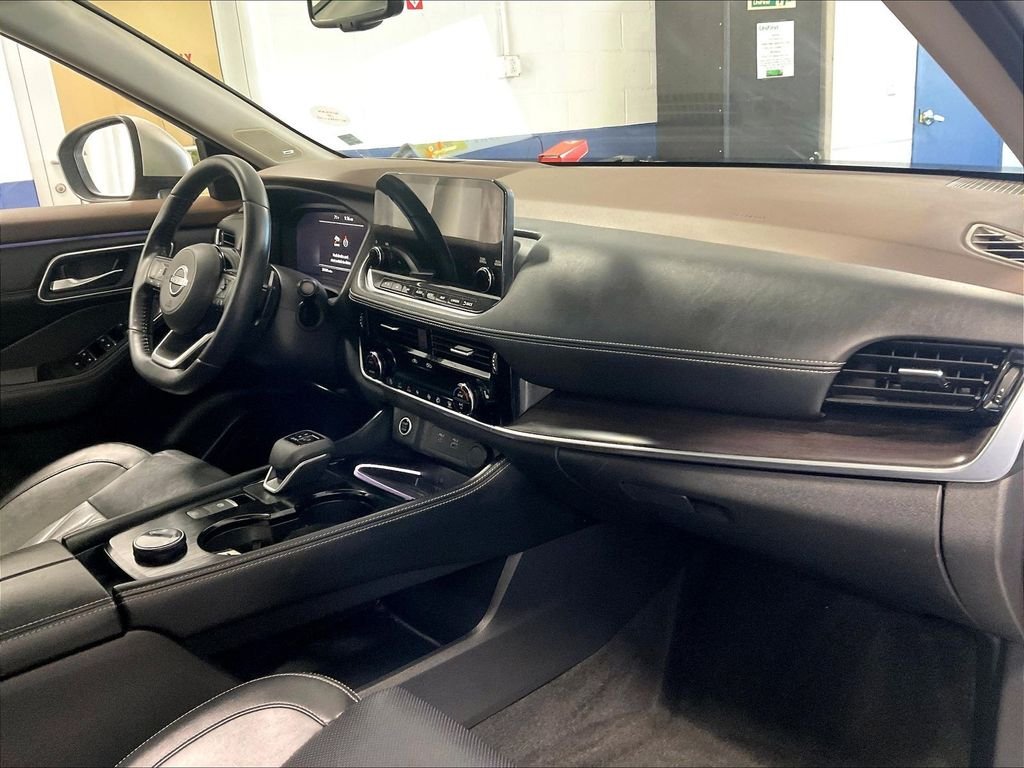 Used 2023 Champagne Silver Metallic Nissan Platinum image 14