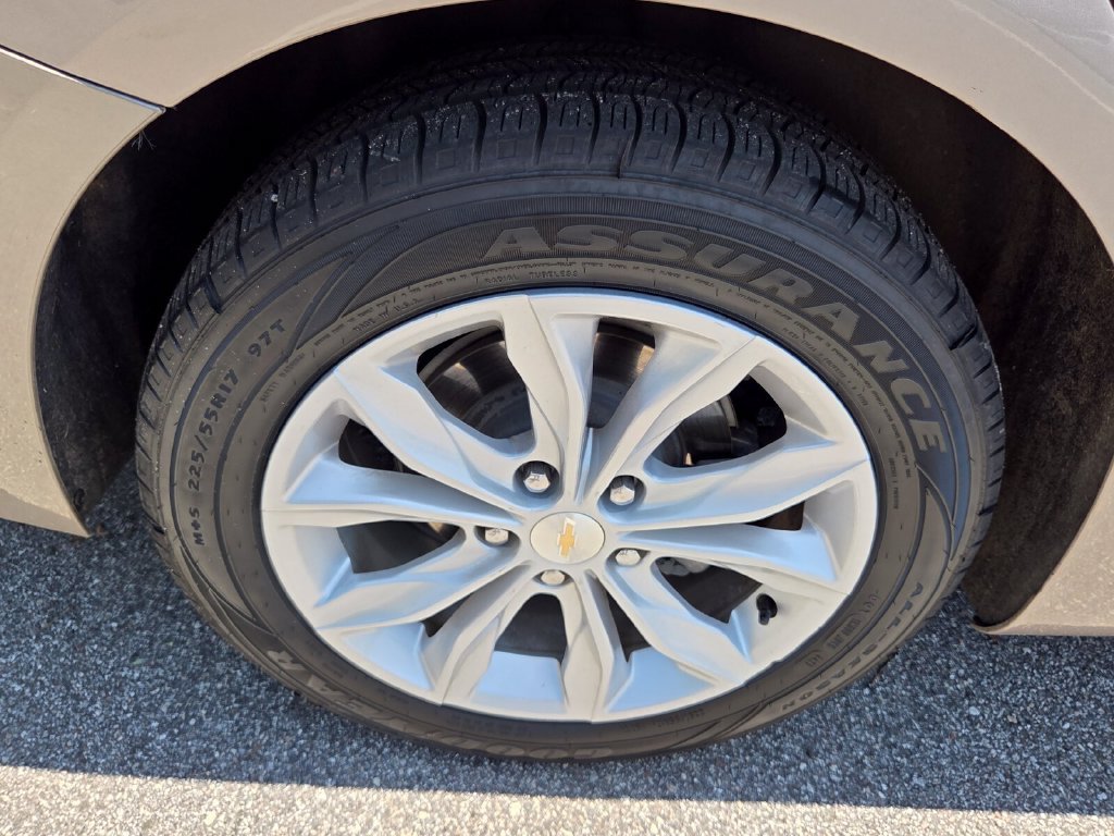 Used 2024 Mineral Gray Metallic Chevrolet LT image 19