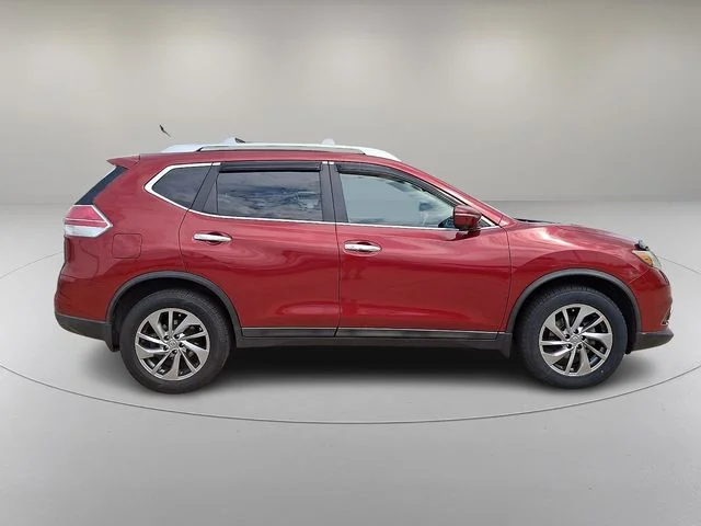 Used 2015 Red Nissan SL image 12