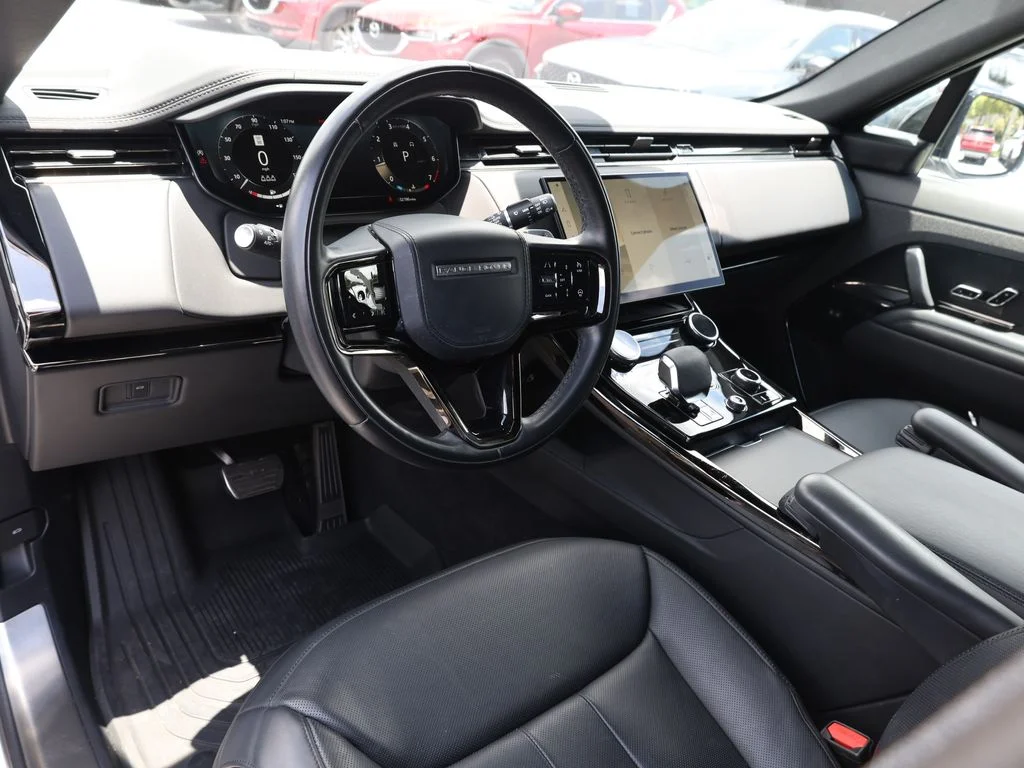 Used 2023 White Land Rover SE Dynamic image 16