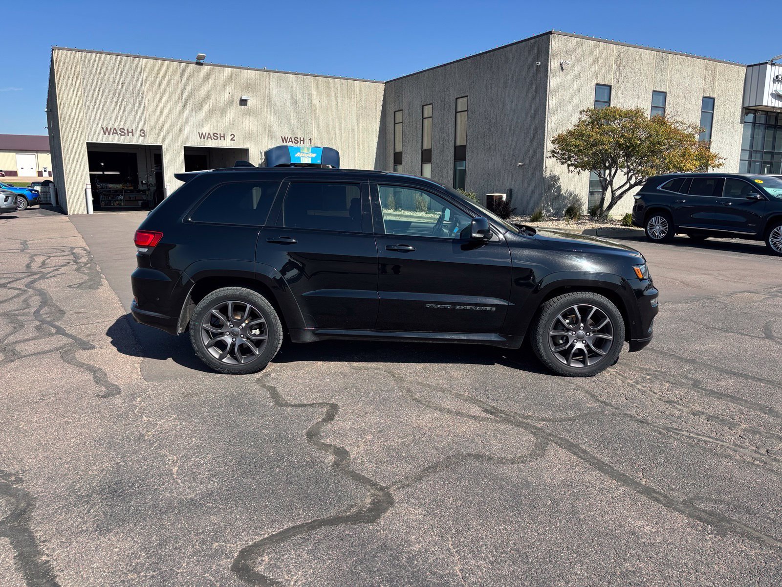 Used 2020 Diamond Black JEEP Overland image 1