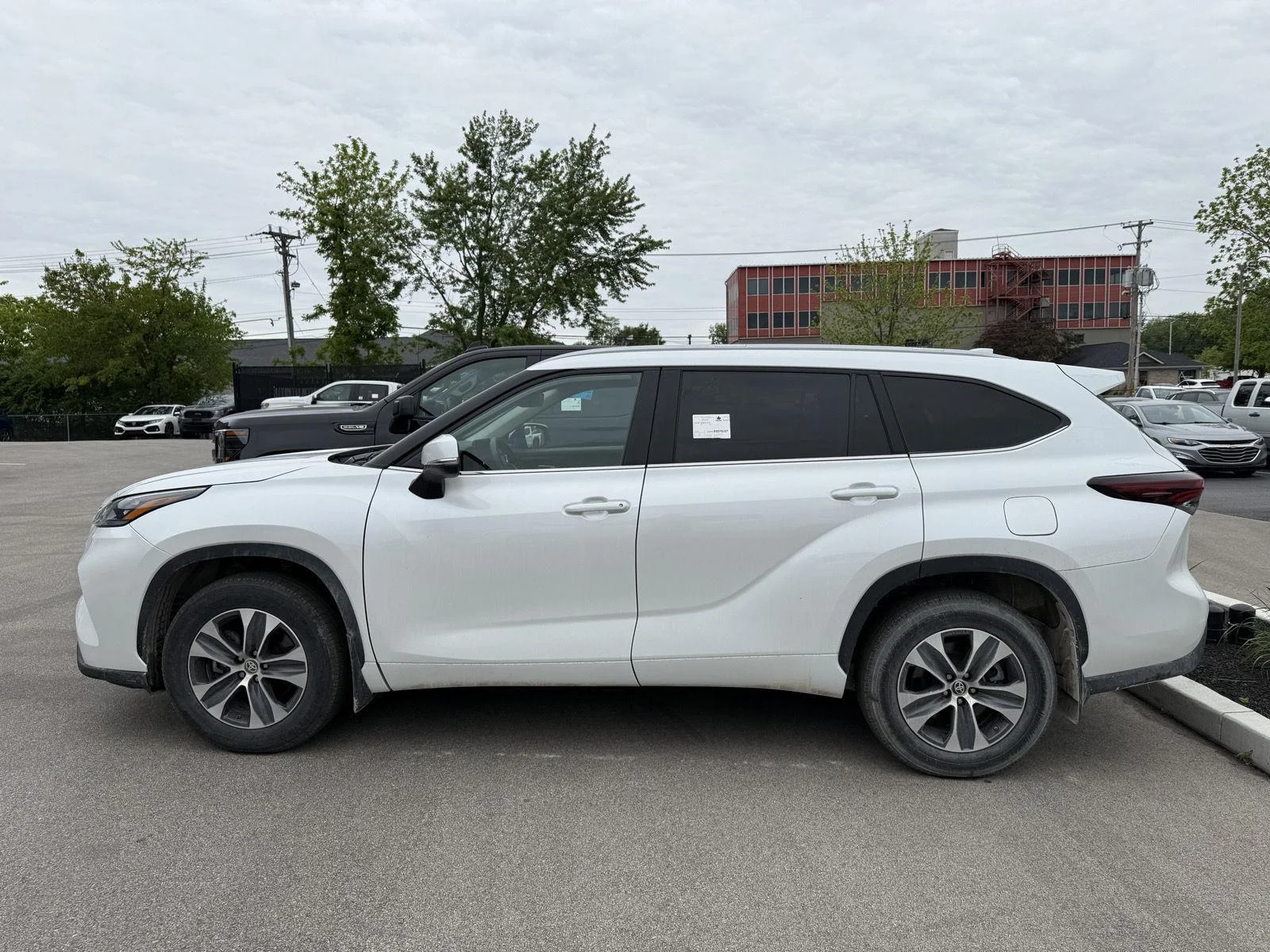 Used 2025 Wind Chill Pearl Toyota LE image 5