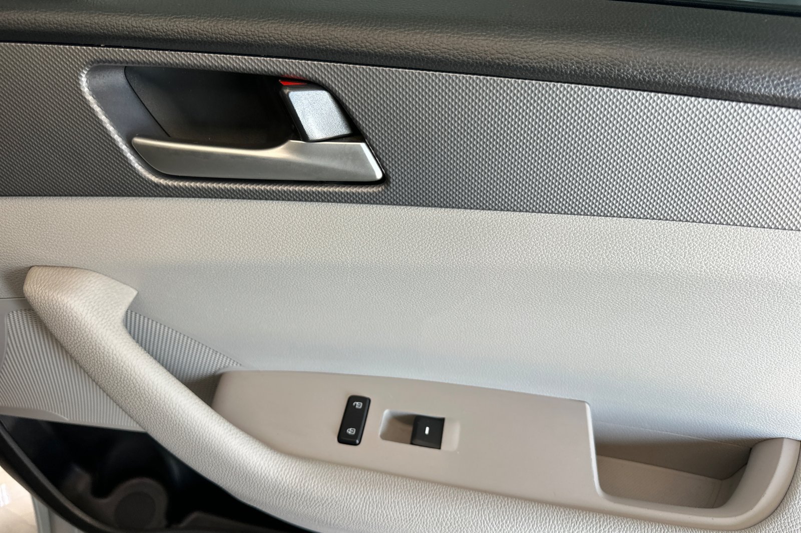 Used 2018 Silver Hyundai SE image 18