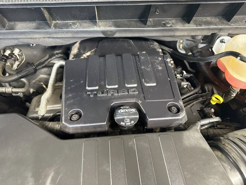 Used 2022 Summit White Chevrolet Custom image 33