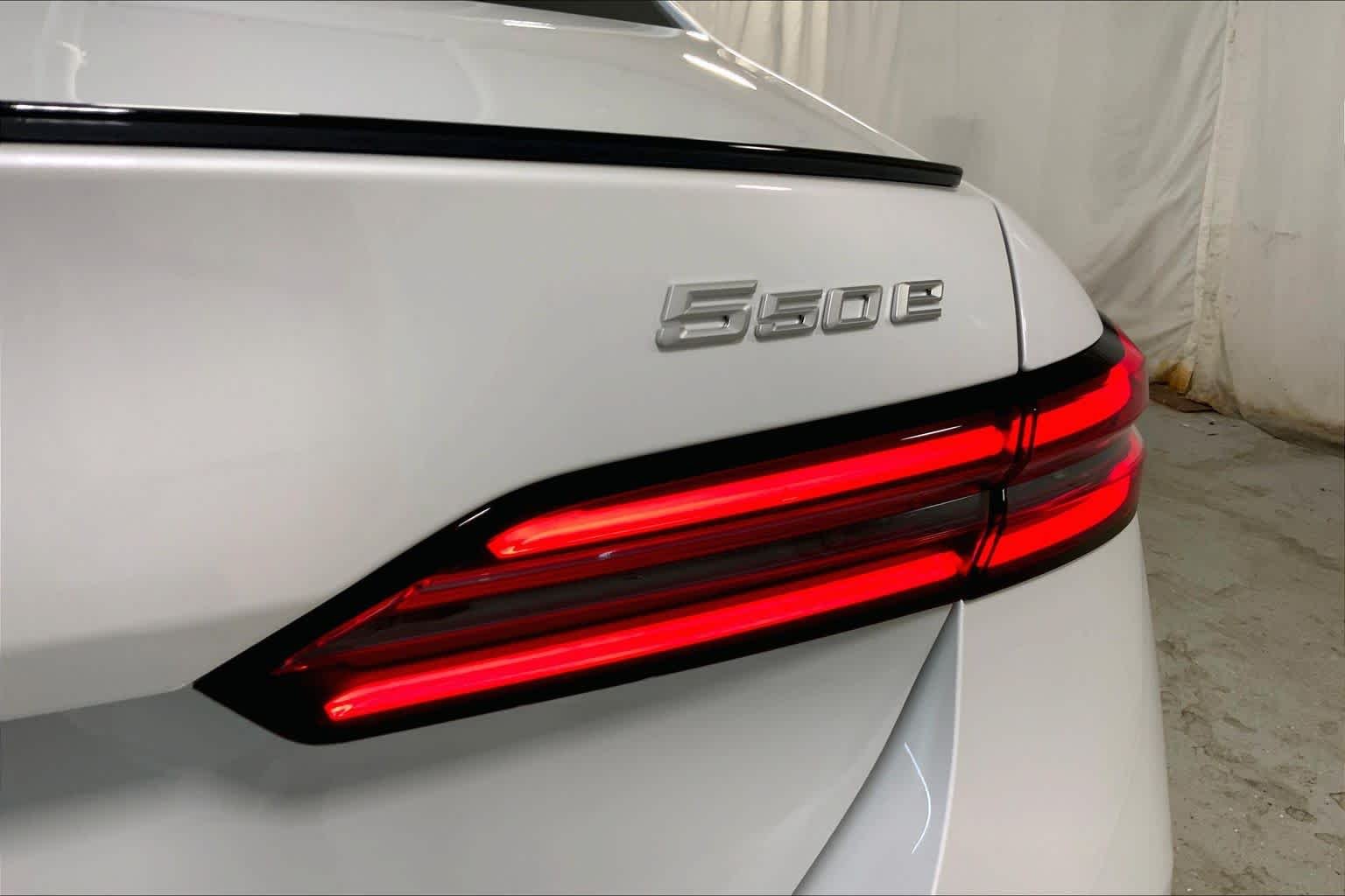 New 2026 Mineral White Metallic BMW 550e xDrive image 15