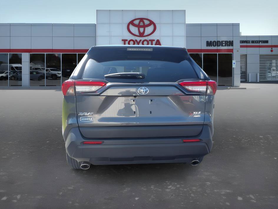 Used 2024 Magnetic Gray Metallic Toyota XLE Premium image 4