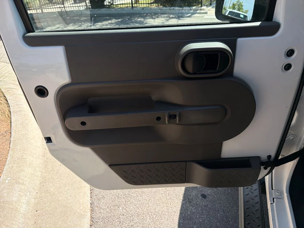 Used 2009 White Jeep X image 18