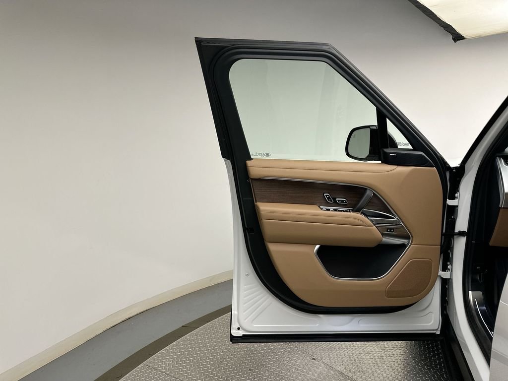New 2026 Fuji White Land Rover SE image 9