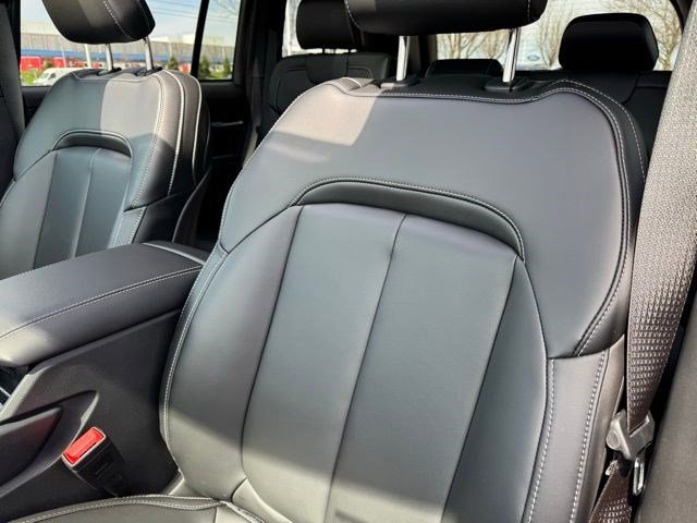 New 2026 Diamond Black Crystal Pearlcoat Jeep Limited image 28