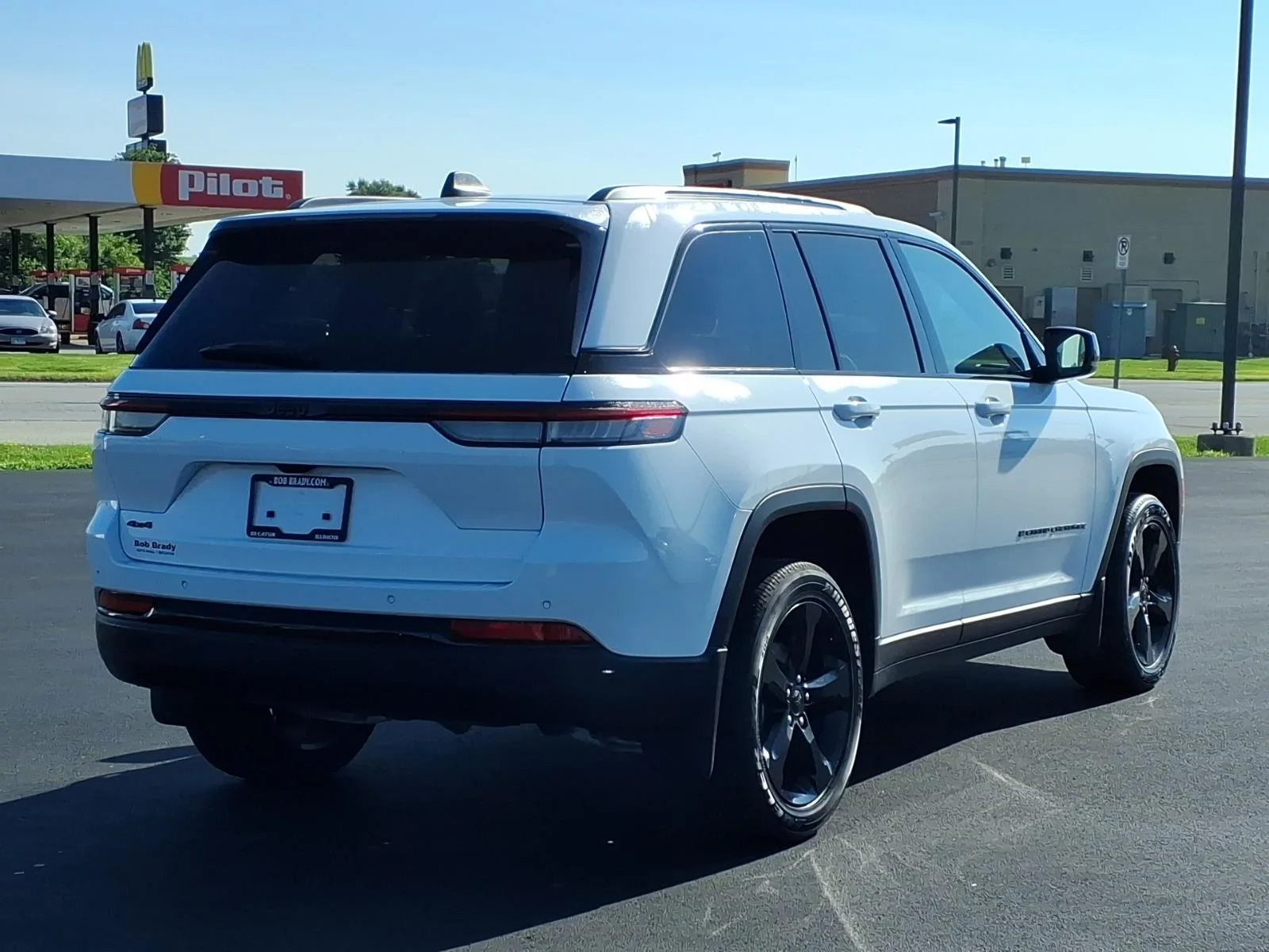 Used 2024 White Jeep Laredo image 10