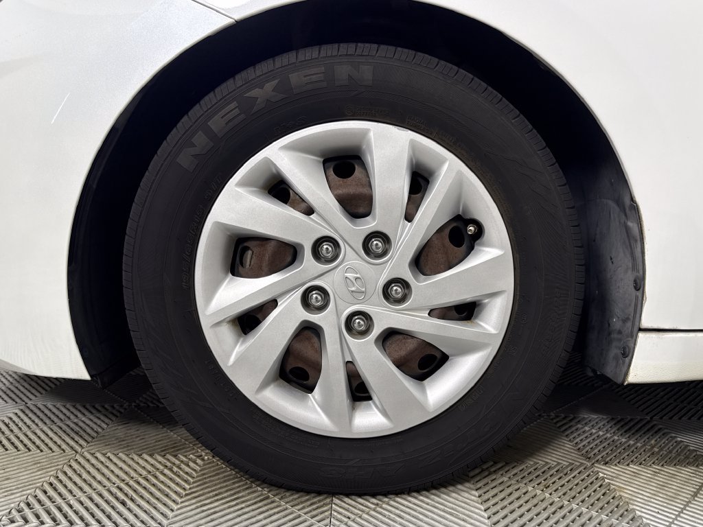 Used 2019 White Hyundai SE image 22