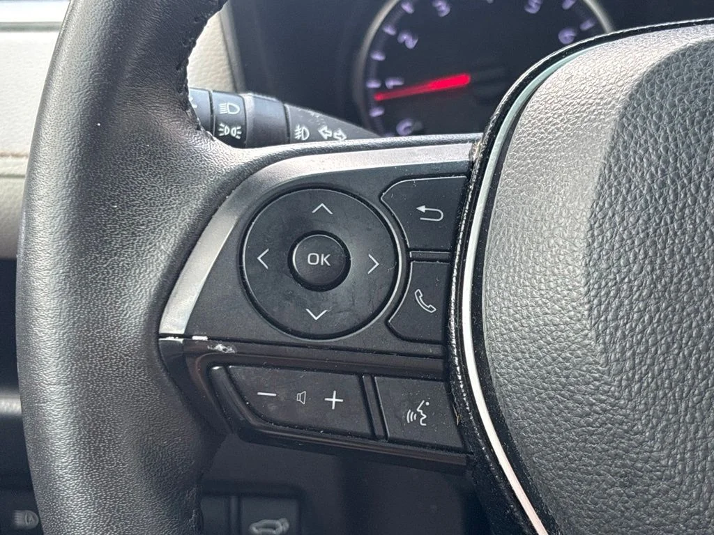 Used 2021  Toyota XLE Premium image 18