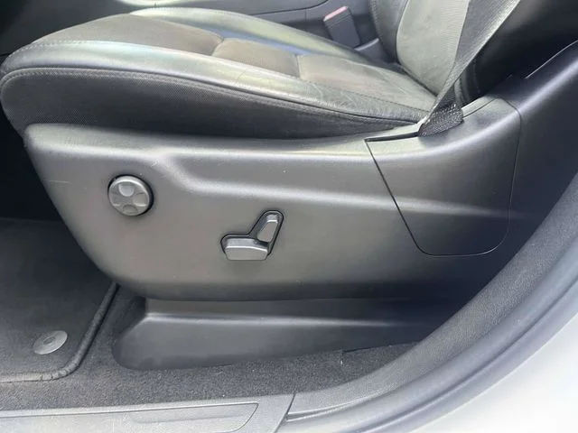 Used 2020 White Jeep Altitude image 21