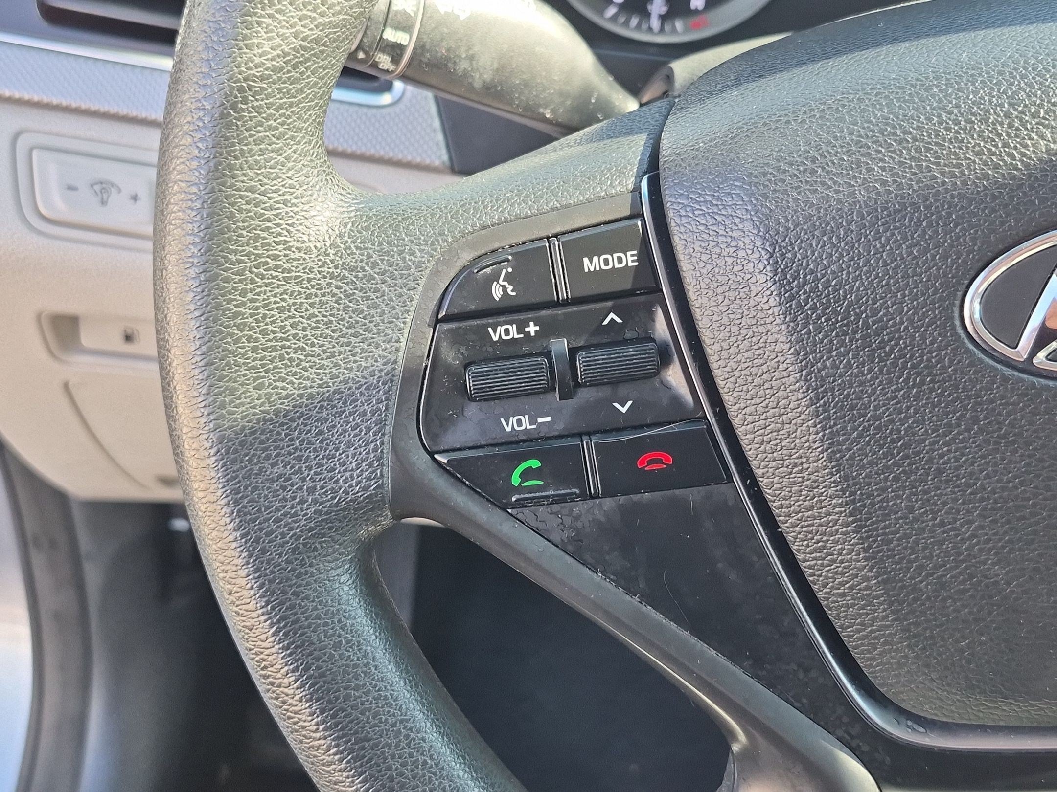 Used 2015 Shale Gray Metallic Hyundai 2.4L SE image 17