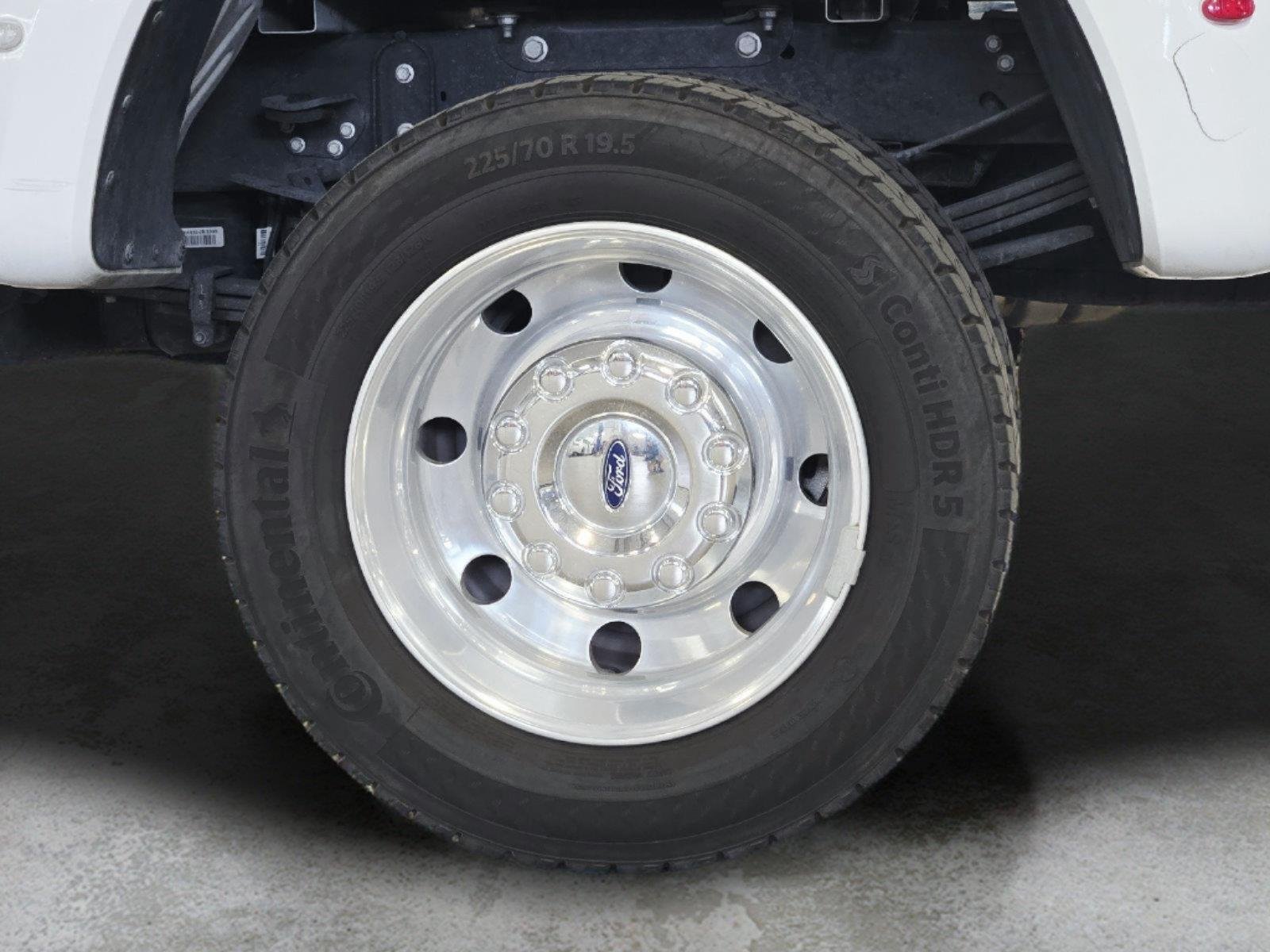 Used 2025 Oxford White Ford LARIAT image 10