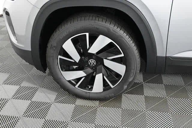 New 2026 Silver Mist Metallic Volkswagen 2.0T SE w/Technology image 26