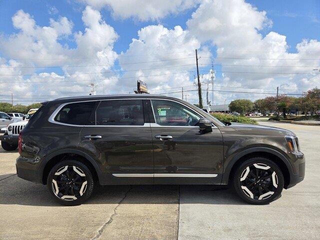 Used 2025 Dark Moss Kia S image 6