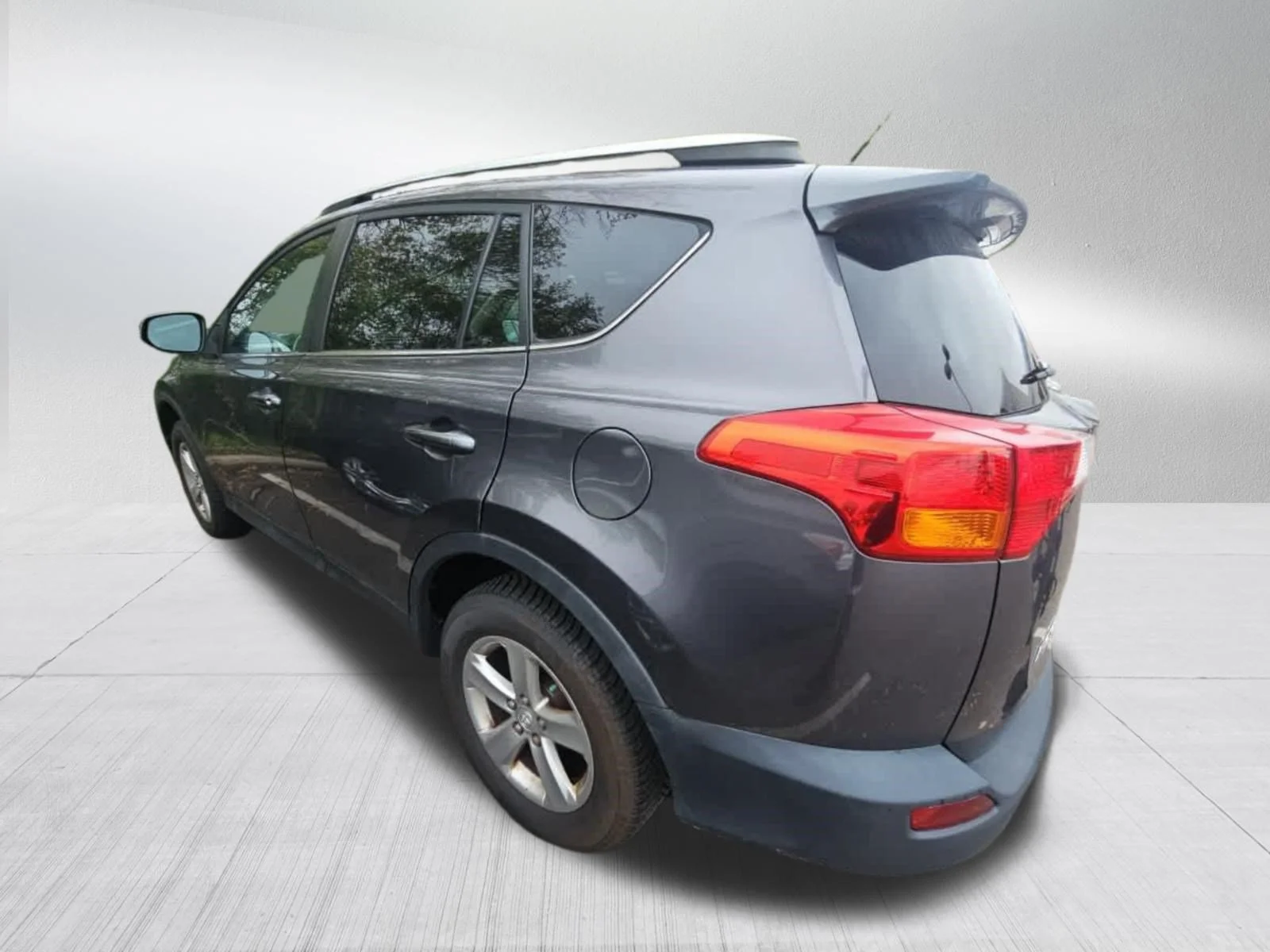 Used 2014 Magnetic Gray Metallic Toyota XLE image 6