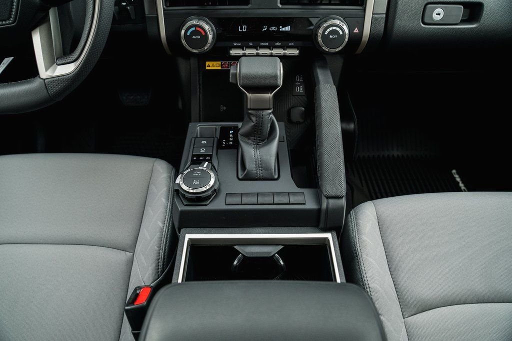 2025 Toyota Tacoma SR5 - Photo 23