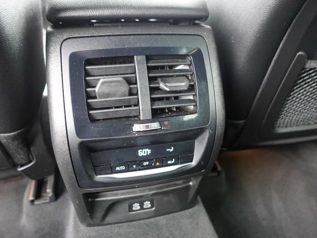 Used 2023 White Metallic BMW sDrive30i image 25