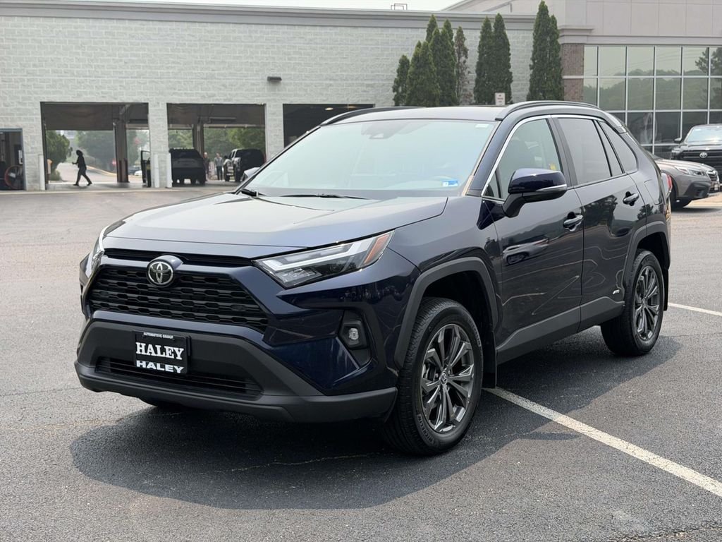 Certified Used 2025  Toyota XLE Premium image 23