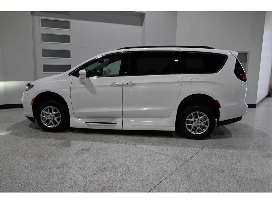 Used 2022 WHITE Chrysler Touring L Mobility Handicap Van image 9