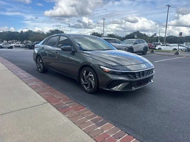 Used 2025 Gray Hyundai SEL Sport image 3