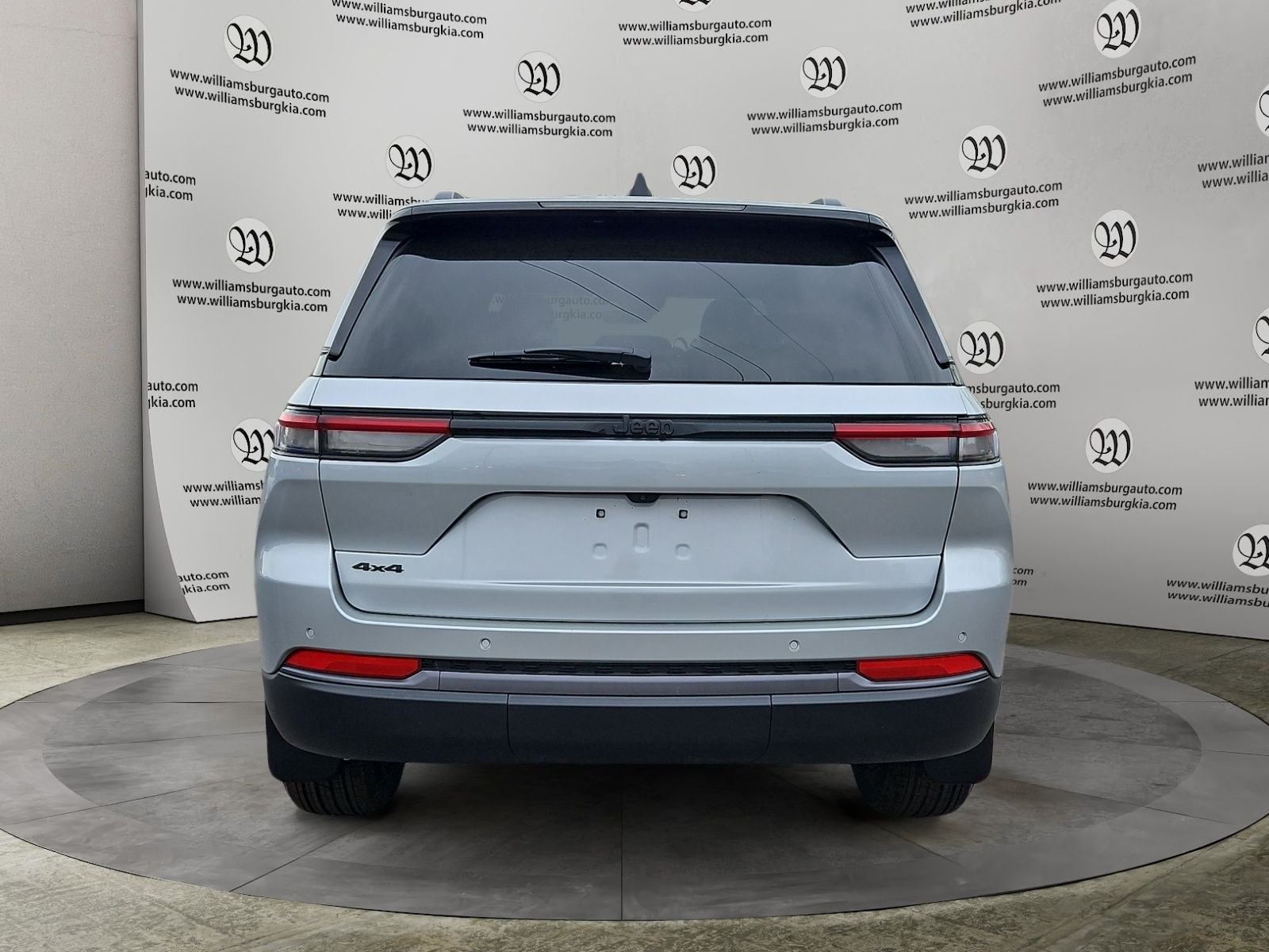 New 2026 Silver Zynith Exterior Paint Jeep Altitude image 4