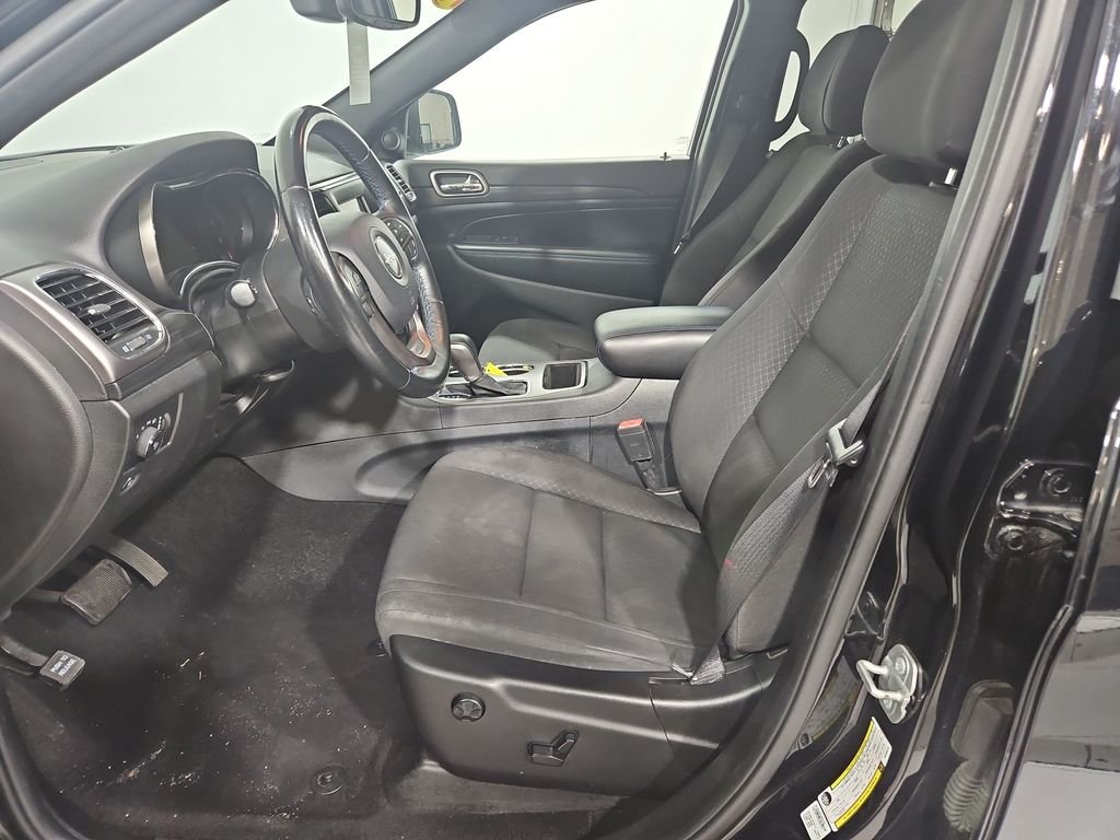 Used 2019 Diamond Black Jeep Laredo image 10