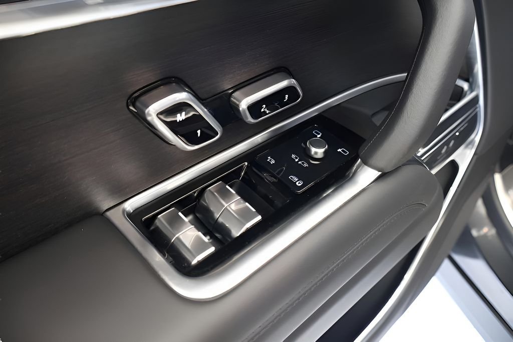 New 2025 Carpathian Grey LAND ROVER SE image 7