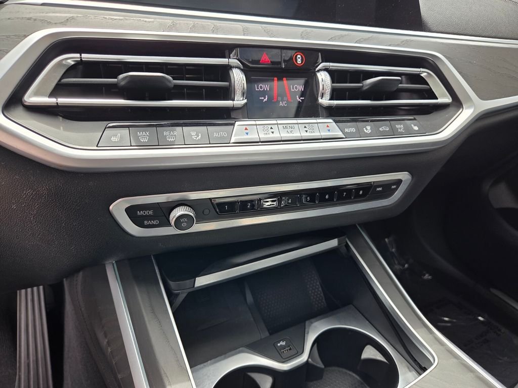 Used 2021 White BMW xDrive40i image 28